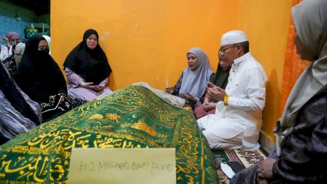 Wali Kota Parepare, Taufan Pawe (TP) melepas jenazah kakak kandungnya, Megawati Pawe di rumah duka, Jalan Sapta Marga, Perumahan Pantai Indah Soreang, Parepare, Minggu (26/3/2023). 