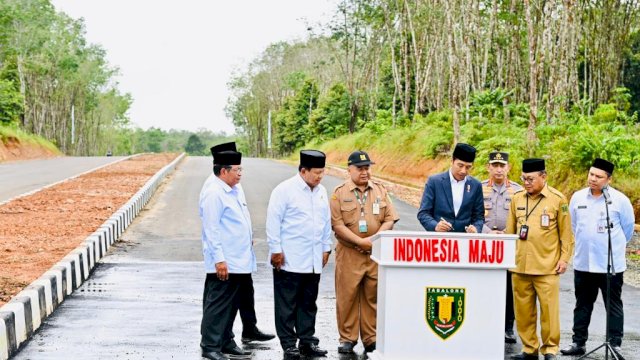 Didamping Prabowo, Presiden Jokowi Resmikan Tol Sepanjang 4 Km di Kalsel