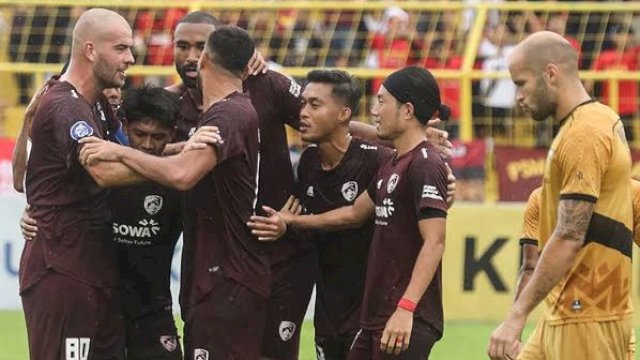 Selebrasi pemain PSM Makassar saat unggul 1-0 melawan Dewa United dan berkahir 2-0 untuk kemenangan PSM di Gelora BJ Habibie, Parepare, Sulsel, Rabu (1/3/2023). (foto: Official PSM Makassar)