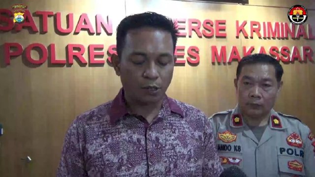 Kasatreskrim Polrestabes Makassar, AKBP Ridwal JM Hutagaol saat mengumumkan lima tersangka terkait kasus Miras Oplosan.