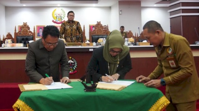 Pemerintah Provinsi (Pemprov) Sulawesi Selatan (Sulsel) bersama DPRD Provinsi Sulsel, menyepakati dua Rancangan Peraturan Daerah (Ranperda) menjadi Peraturan Daerah (Perda) di Ruang Sidang Paripurna DPRD Provinsi Sulsel, Senin (6/3/2023).