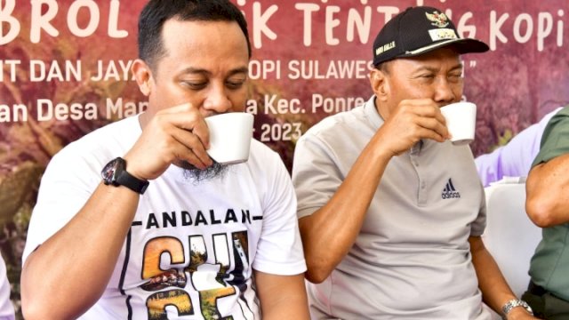 Gubernur Sulawesi Selatan (Sulsel), Andi Sudirman Sulaiman seruput kopi dalam giat ‘Seruput Kopi 1000 Gelas’ di Lapangan Desa Mappesangka, Kecamatan Ponre, Kabupaten Bone, Kamis (9/3/2023).