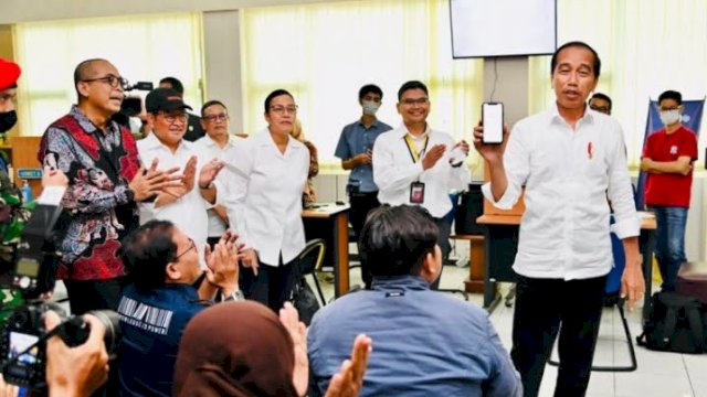 Presiden Joko Widodo (Jokowi) saat mengunjungi Kantor Pelayanan Pajak (KPP) Pratama Surakarta, Kota Surakarta, Jawa Tengah, pada Kamis (09/03/2023).