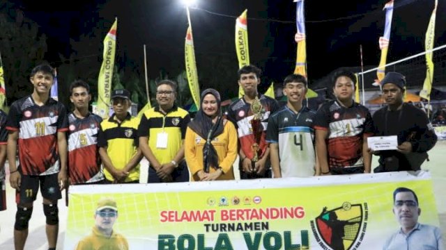 Bupati Indah bersama Tim Bola Voli Putra Radda saat penutupan Turnamen Bola Voli Muhammad Fauzi Cup II, Jumat (10/3/2023).