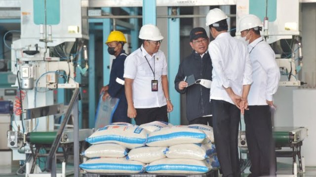 Presiden RI Joko Widodo (Jokowi) saat meninjau sekaligus meresmikan Sentra Penggilingan Padi Bulog, yang terletak di Kecamatan Masaran, Sragen, Jawa Tengah (Jateng), Sabtu (11/03/2023). (Sumber: Sekretariat Presiden)