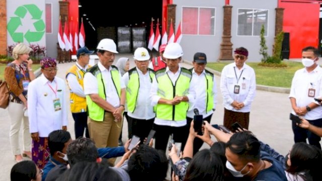  Presiden Jokowi usai meresmikan Tempat Pengolahan Sampah Terpadu (TPST) Kesiman Kertalangu, di Denpasar, Bali, Senin (13/03/ 2023). (Sumber: Sekretariat Presiden)