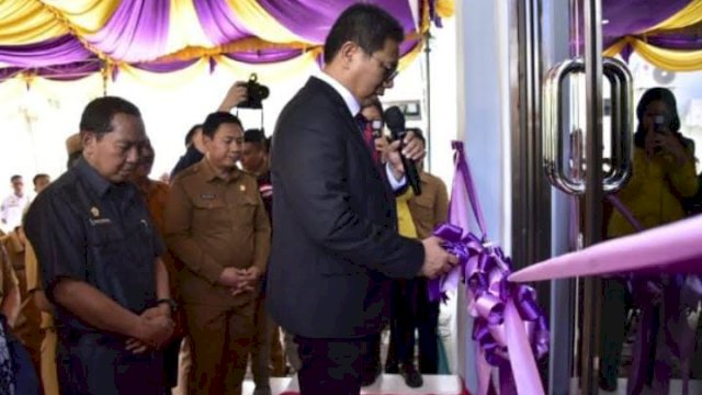 Pengguntingan pita oleh Penjabat Gubernur Hamka Hendra Noer untuk meresmikan gedung “integritas” milik Inspektorat Provinsi Gorontalo. 