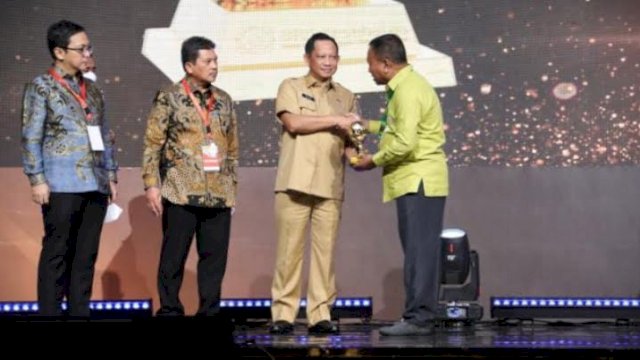 Staf Ahli Gubernur Josef P. Koton mewakili Penjabat Gubernur Gorontalo menerima penghargaan UHC oleh Mendagri bertempat di Balai Sudirman, Jakarta, Selasa (15/3/2023). UHC Award diberikan kepada daerah daerah yang komitmen terhadap jaminan kesehatan. 