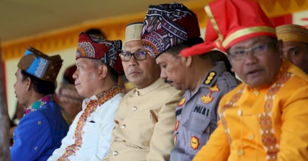 Danny Satu Padu dengan Masyarakat Toraja Nikmati Parade 110 Tahun IMT