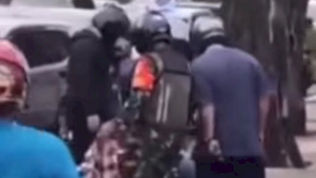 Tangkapan layar anggota TNI yang videonya beredar saat mengamankan 3 pemuda bawa Sejam. (Ig/@fakta.jakarta)
