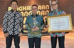 Diserahkan Langsung oleh Presiden Jokowi, Pemkot Makassar Raih PPKM Award 2023