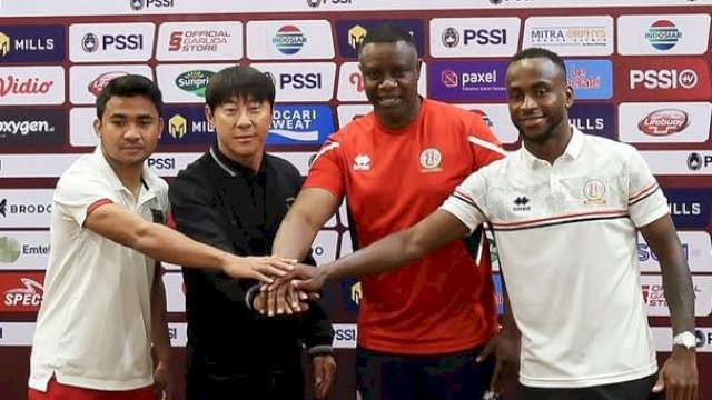 Pelatih Timnas Indonesia, Shin Tae-yong (kiri kedua) saat sesi jumpa pers jelang melawan Timnas Burundi dalam laga FIFA Matchday di Stadion Patriot, Bekasi. (foto:PSSI)