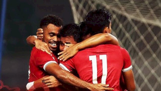 Selebrasi pemain Timnas Indonesia usai Yakob Sayuri membuka keunggulan tim melawan Timnas Burundi dalam laga persahabatan bertajuk FIFA Matchday, di Stadion Patriot, Bekasi, Sabtu (25/3/2023). (Foto: PSSI) 