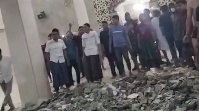 Kondisi Masjid Ittifaqul Jamaa'ah Pattingalloang, di Jalan Barukang, Kota Makassar, Sulawesi Selatan (Sulsel) usai kubah masjid roboh dan menimpah jemaah saat sholat Isya hingga 12 orang mengalami luka-luka akibat material kubah menimpah para korban. 