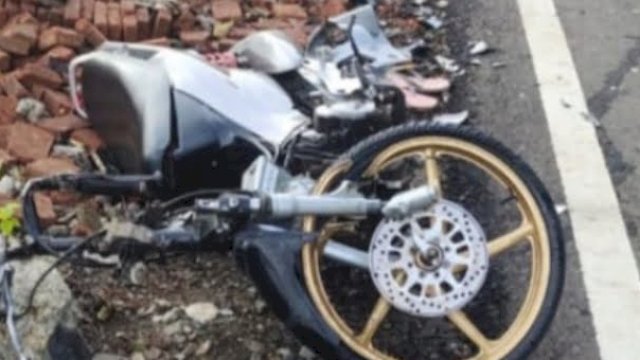 Kondisi motor pria bernama Vicky Anggor yang tewas bertabrakan saat melakukan balap liar di kawasan Lingkungan Tanassang, Kelurahan Alehanuae, Kecamatan Sinjai Utara, Kabupaten Sinjai, Sulsel, pada Senin (27/3/2023). (sumber: Lantas Info)