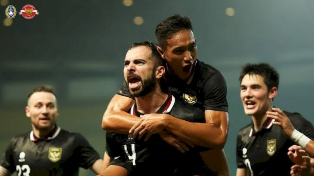 Selebrasi Jordi Amat usai mencetak gol debut di Timnas Indonesia melawan Timnas Burundi di laga FIFA Matchday yang berakhir 2-2 di Stadion Patriot, Bekasi, Rabu (28/3/2023). (foto: PSSI)