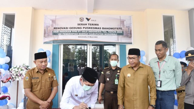 PT Vale melaksanakan kegiatan Serah Terima Renovasi Hibah Pelayanan Kesehatan Masyarakat (PKM) Bahomotefe kepada Pemerintah Daerah (Pemda) Kabupaten Morowali yang ditandai dengan penandatanganan Serah Terima Berita Acara dan Prasasti, Selasa (21/3/2023), di Bahomotefe, Bungku Timur, Morowali, Sulteng.