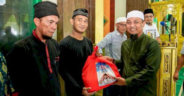 Jelang Lebaran, Gubernur Sulsel Bagikan Paket Sembako ke Warga Bulukumba