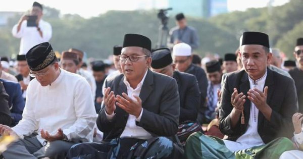 Danny Pomanto Salat IdulFitri di Lapangan Karebosi Makassar