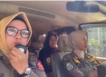 Satpol PP Cantik Parepare Keliling Ingatkan Para Kaum Adam untuk Salat Jumat