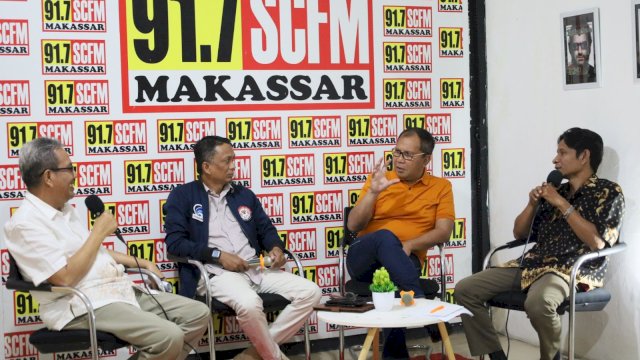 Wali Kota Makassar, Moh Ramdhan Pomanto saat menjadi narasumber talkshow dalam rangka Hari Penyiaran Nasional di Radio SC FM, Jalan Landak, Sabtu (1/04/2023).