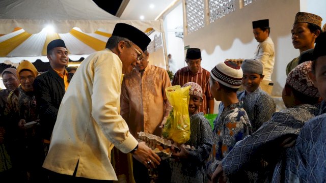 Ketua Golkar Sulsel Taufan Pawe (TP), bersama Anggota DPR RI Hamka B Kady, meresmikan Masjid Hj Soesila Hj Hamida, di Kelurahan Bajeng, Kecamatan Pattallassang, Kabupaten Takalar, Sabtu (1/4/2023). 