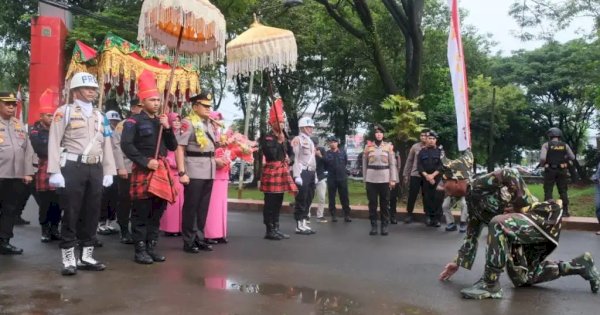 Kapolda Sulsel Resmi Berganti, Disambut Tradisi “Angngaru” 