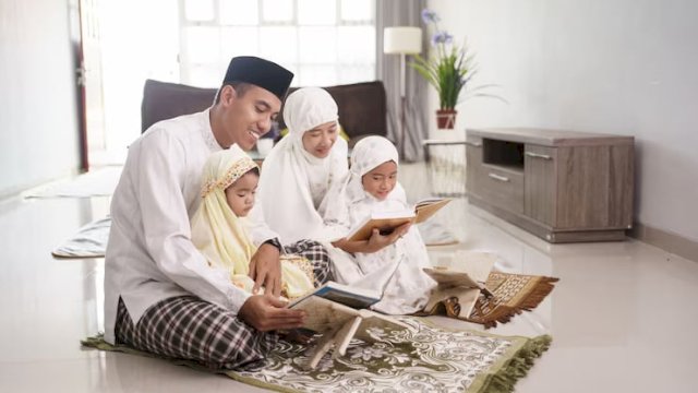 Ilustrasi keluarga membaca Al Quran bersama di rumah. (Freepik.com/odua)