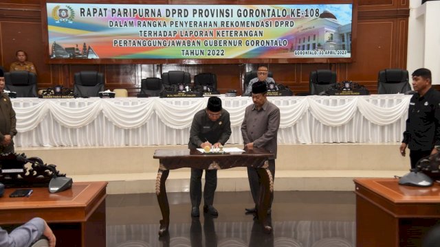 Penjabat Sekda Syukri Botutihe mewakili Gubernur Gorontalo menandatangani berita acara rapat paripurna ke-108 dalam rangka penyerahan rekomendasi DPRD terhadap Laporan Keterangan Pertanggungjawaban (LKPJ) Gubernur Gorontalo tahun 2022, Senin (3/4/2023). Pada rapat tersebut Dewan Perwakilan Rakyat Daerah (DPRD) Provinsi Gorontalo mengeluarkan 11 rekomendasi atas LKPJ Gubernur Gorontalo tahun 2022.