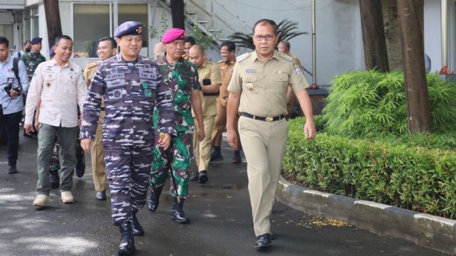 Wali Kota Makassar Moh Ramdhan Pomanto secara khusus mendampingi Komandan Guspurla Koarmada II Kolonel Laut (P) Edi Haryanto selaku Dansatgas MNEK 2023 saat meninjaupersiapan menyambut pelaksanaan latihan berskala internasional 4th Multilateral Naval Exercise Komodo (MNEK) 2023 di Kota Makassar.