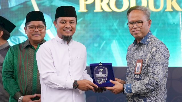 Direktur Bisnis dan Kewirausahaan Syariah KNEKS, Putu Rahwidhiyasa (kanan) bersama Gubernur Sulsel, Andi Sudirman Sulaiman pada acara Pekan Ekonomi Syariah 2023 Road To Fesyar KTI 2023. Kegiatan itu berlangsung di Kawasan CPI, Makassar, pada Senin (3/4/2023). 