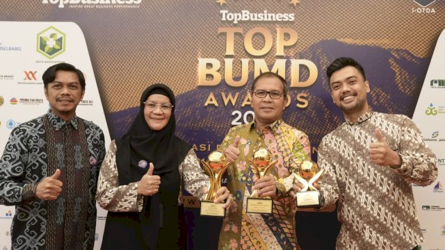 Wali Kota Makassar Moh Ramdhan Pomanto saat menerima penghargaan pada Top BUMD Award 2023, di Dian Ballroom Hotel Reffles Jakarta, Rabu (5/04/2023).