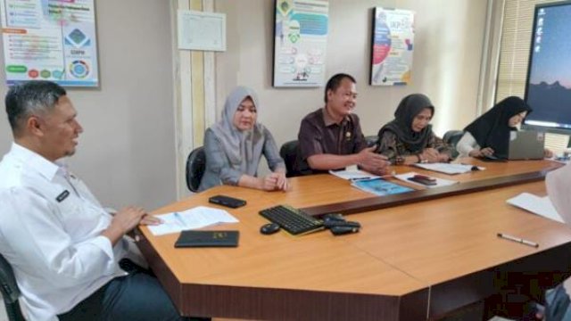 Kadis Kominfotik Provinsi Gorontalo Rifli M.Katili (kiri), menerima kunjungan Komisi I DPRD Kabupaten Boalemo di ruang kerjanya, Rabu (5/4/2023). 