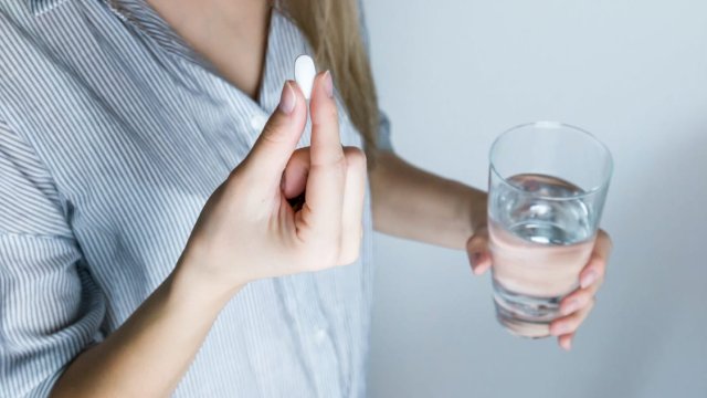 Ilustrasi Seorang Wanita Minum Obat. (Foto: Pexels.com)