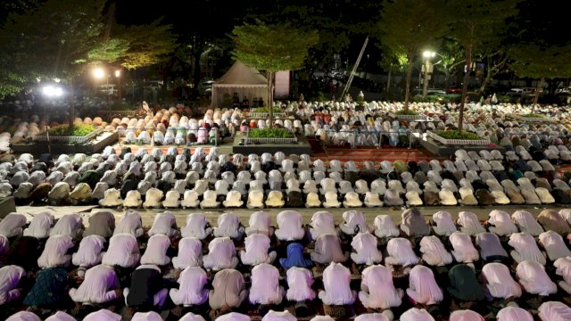 Penampakan ribuan warga mengikuti Gerakan Makassar Salat Subuh Berjamaah (GMSSB) di Minggu ketiga Ramadan 1444 H di Anjungan Pantai Losari, City Of Makassar, Sabtu (8/04/2023).