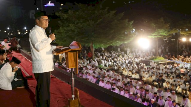 Wali Kota Makassar Moh Ramdhan Pomanto saat Gerakan Makassar Salat Subuh Berjemaah (GMSSB) di Pantai Losari, Makassar, Sabtu (8/4/2023).