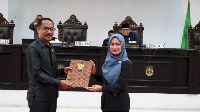 Bupati Luwu Utara (Lutra) Indah Putri Indriani saat menyerahkan LKPJ Tahun 2022 dalam rapat paripurna DPRD Luwu Utara, Sabtu (8/4/2023). 