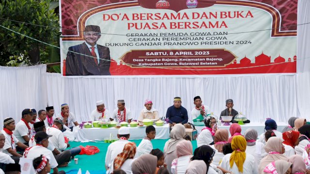 Pendukung Ganjar Pranowo Gerakan Pemuda Gowa Dukung Ganjar dan Gerakan Perempuan Gowa yang siap menjadi sukarelawan saat mengadakan kegiatan doa dan buka puasa bersama (bukber) di Desa Tangke Bajeng, Kecamatan Bajeng, pada Sabtu (8/4/2023).