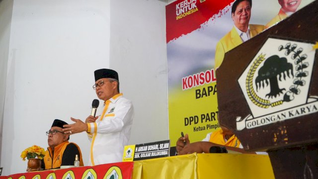 Ketua Golkar Sulsel Taufan Pawe (TP) saat memimpin Konsolidasi Pemenangan Pemilu 2024 bersama kader, di Kantor Golkar Bulukumba, Minggu (9/4/2023). 