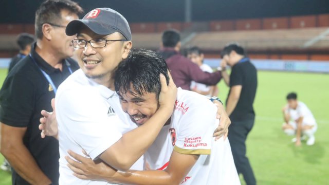 Momen Sadikin Aksa memeluk M Arfan usai PSM Makassar mengunci gelar juara Liga 1 musim 2022-2023. (foto: Istimewa)