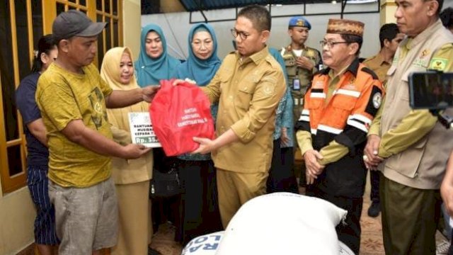 Penjagub Hamka dan PKK Gorontalo Salurkan Bantuan ke Korban Kebakaran