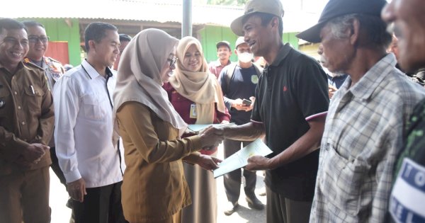 Program Redistribusi Tanah 2022, Bupati Indah Serahkan 422 Sertifikat  