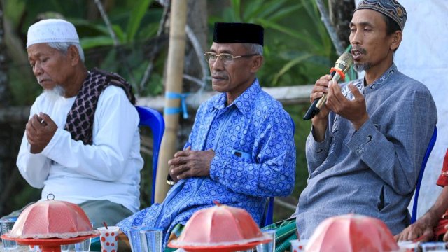 Relawan Gerakan Passeddingeng Masyarakat Bone saat menggelar kegiatan doa dan buka bersama. Kegiatan ini berlangsung di Lapangan Desa Tanete Harapan, Kabupaten Bone, Sulawesi Selatan, Selasa (11/4/2023).