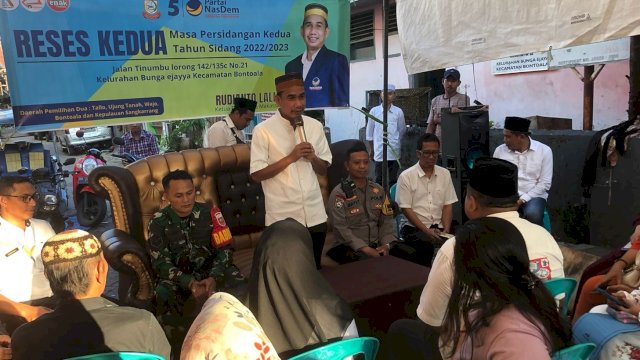  Ketua DPRD Makassar Rudianto Lallo saat menyerap aspirasi masyarakat Kelurahan Bunga Ejaya, Kecamatan Bontoala, Rabu, (12/4/2023).