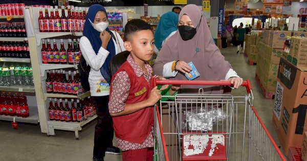 Naoemi Octarina Berbagi Kado Lebaran Anak Yatim dan Kaum Dhuafa