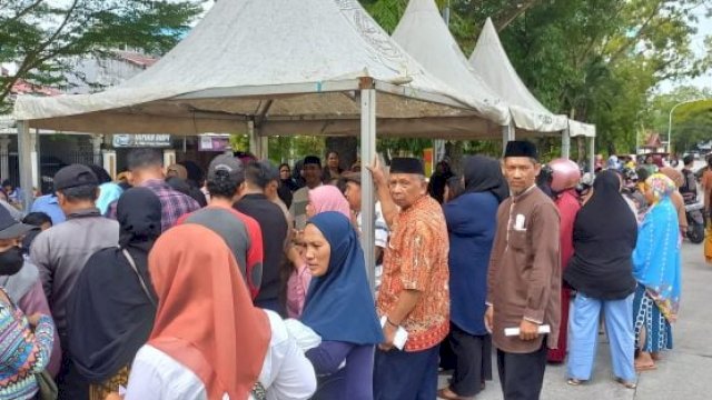 Pemerintah Kota (Pemkot) Makassar melalui Dinas Perdagangan menggelar Pasar Murah jelang lebaran Idulfitri 2023.