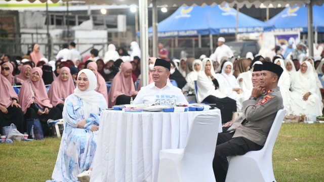 Ketua DPW Partai NasDem Sulawesi Selatan, Rusdi Masse (RMS) bersama Wakil Bendahara Umum DPP NasDem, Fatmawati Rusdi bersilaturahmi bersama masyarakat Kabupaten Sidrap di Land Rappang, Kecamatan Panca Rijang, Sidrap, Sabtu (15/4/2023).