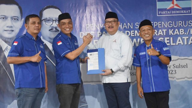 Ketua DPD Demokrat Sulsel menyerahkan SK Kepengurusan kepada Ketua DPC Demokrat Pinrang Muhtadin, di Kantor DPD Demokrat Sulsel pada Sabtu (15/4/2023). (Istimewa)