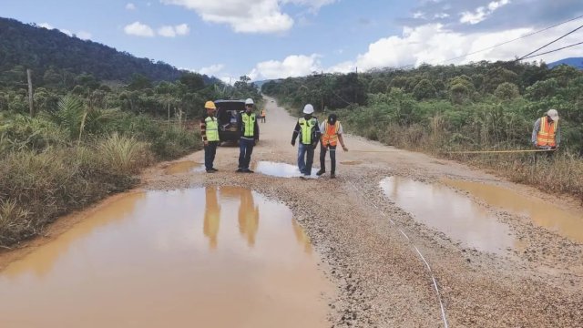 Penampakan jalan ruas Ussu - Nuha - Beteleme Batas Provinsi Sulteng di Kabupaten Luwu Timur, yang akan direkonstruksi Pemprov Sulsel melalui Dinas PUTR Sulsel. 