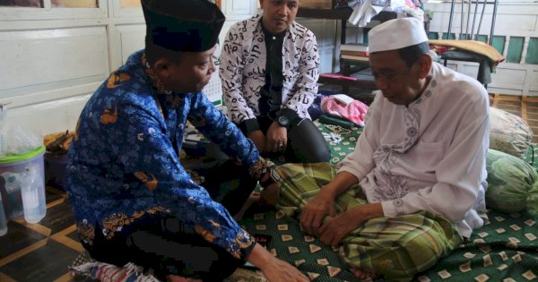 Camat Tallo Melayat ke Rumah Warganya di Teuku Umar